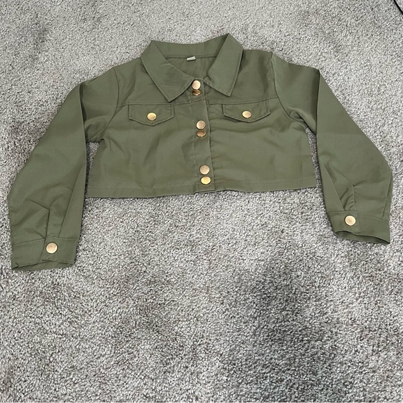 Girls size 130 green cropped long sleeve top and matching mini skirt - Picture 2 of 10